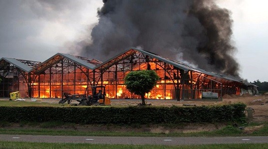 Uitgaan van dans Ontcijferen Brand verwoest tuinmeubelcentrum Fonteyn in Uddel - Yataz nieuws & blog -  YATAZ